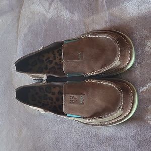 COPY - EUC Ariat women's size 9 cruisers.